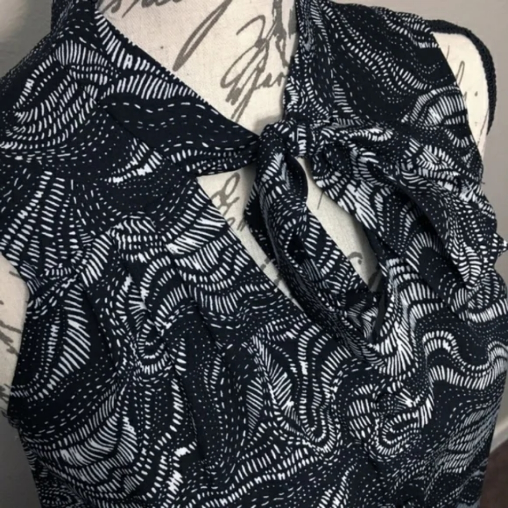 Mossimo Black & White Sleeveless Button Down Blouse